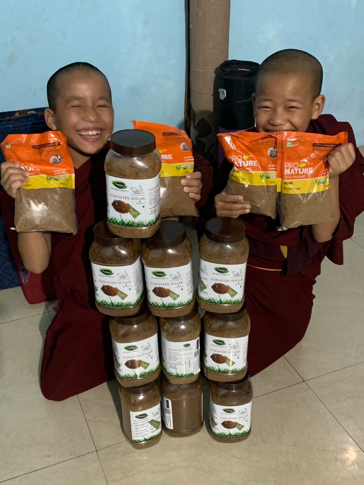 Nụ cười tỏa nắng của các chủ tại tu viện Dzongka , Tây tạng khi được các đạo hữu KCYD yểm trợ đường để tăng cường sức kh 11 1626809394 775 Nu cuoi toa nang cua cac chu tai tu vien