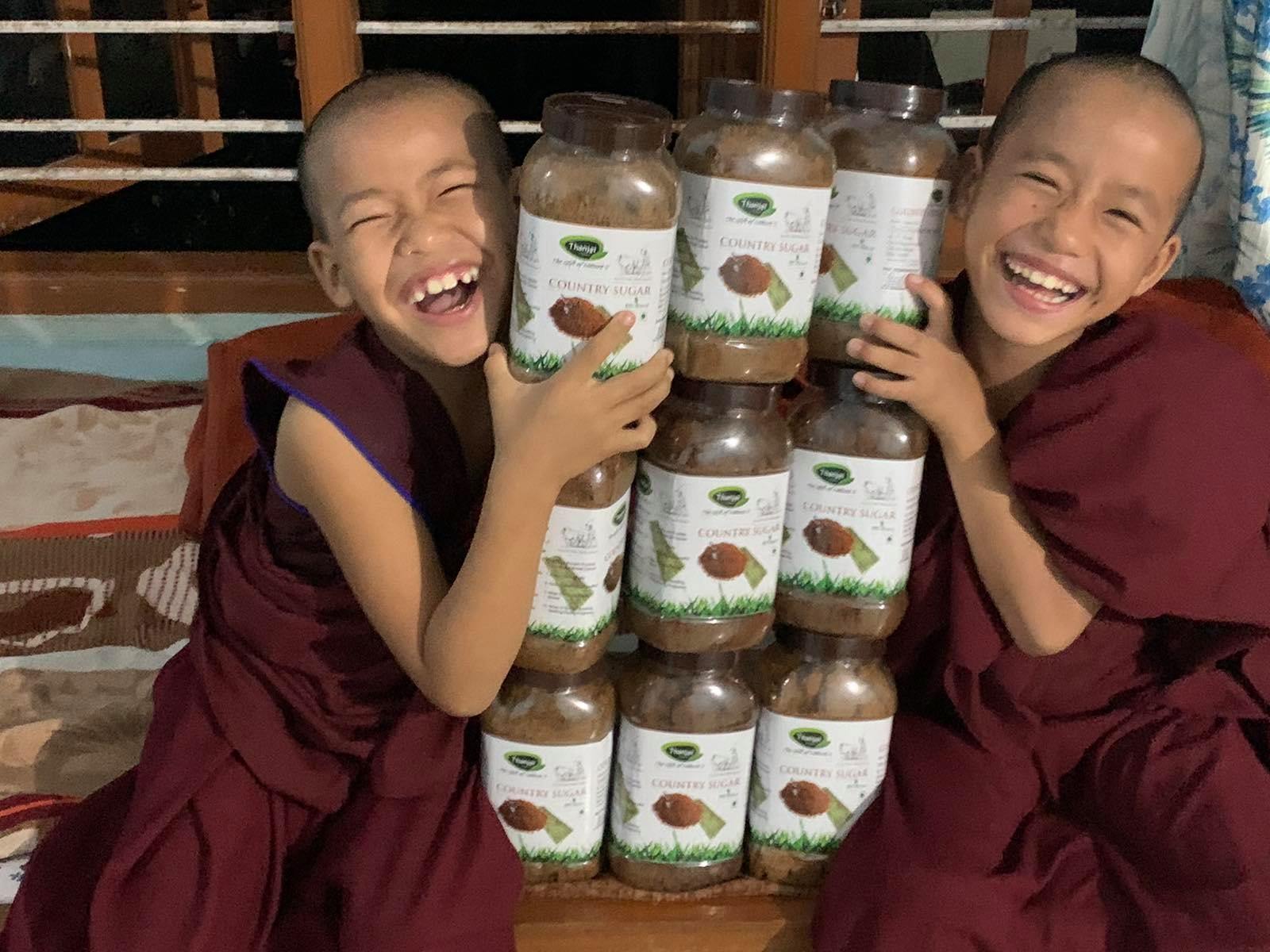 Nụ cười tỏa nắng của các chủ tại tu viện Dzongka , Tây tạng khi được các đạo hữu KCYD yểm trợ đường để tăng cường sức kh 9 Nu cuoi toa nang cua cac chu tai tu vien